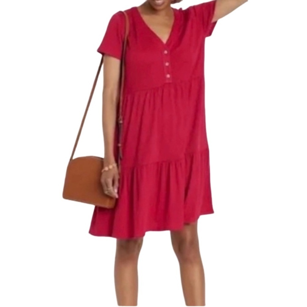 Knox Rose Red Buttoned Tiered Dress. V-neck, 3 button. Size M. Short sleeve.
